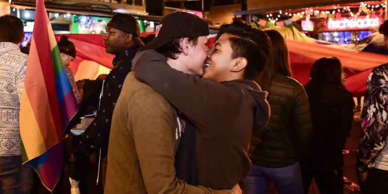 La loi équatorienne sur l'adoption interdit les couples LGBTQ+ et ajoute un risque de garde pour les parents qui soutiennent des enfants trans La loi équatorienne sur l'adoption interdit les couples LGBTQ+ et ajoute un risque de garde pour les parents qui soutiennent des enfants trans