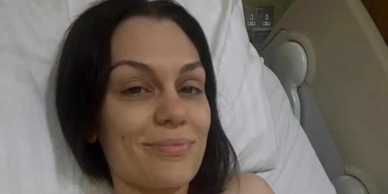 Jessie J annonce une pause sur les réseaux sociaux alors qu'elle se prépare à une deuxième opération de reconstruction du cancer Jessie J pictured in hospital