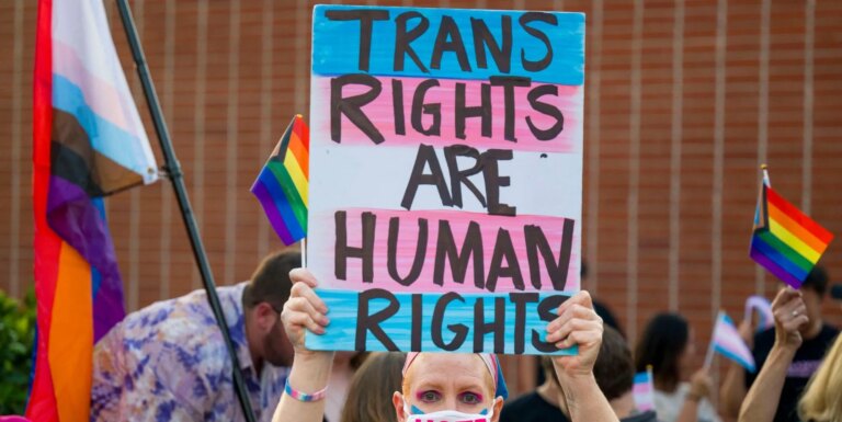 La ville de l’Alabama interdit les banderoles de rue après la « guerre des drapeaux » entre la fierté et les anti-trans Mobile - a city in Alabama has intervened following clashes between Pride and anti-trans banners