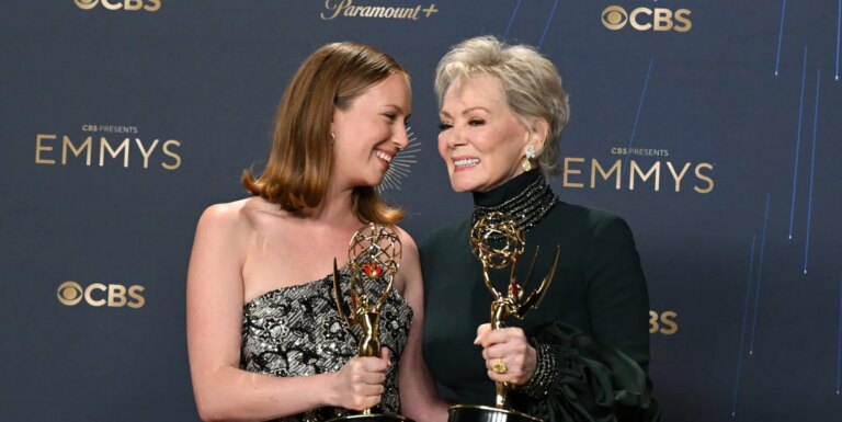 Lauréats des prix LGBTQ+ Creative Arts Emmys 2026 : Hacks et Pluribus, dirigés par les lesbiennes, remportent les premières victoires Hannah Einbinder, Jean Smart for