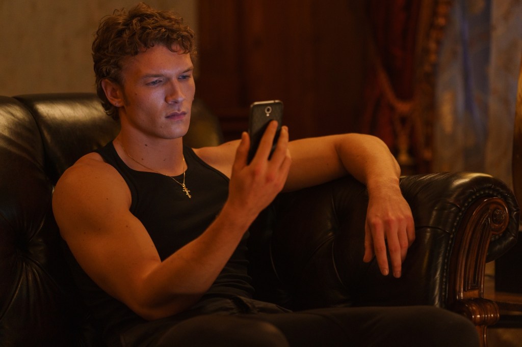 Connor Storrie dans le rôle d'Ilya Rozanov dans Heated Rivalry.