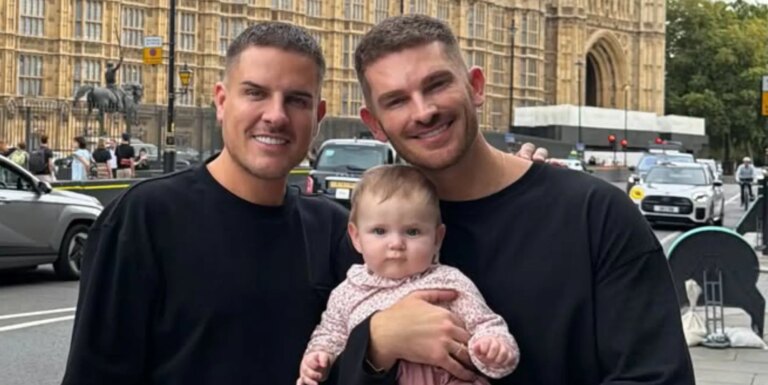 Les pères gays s'expriment alors que le ministre britannique rejette la réforme de la loi sur la maternité de substitution jamie corbett and adam frisby