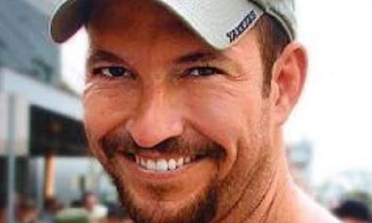 En souvenir du héros gay intrépide Mark Bingham qui a sauvé des centaines de vies le 11 septembre à bord du vol 93 Fallen 9/11 hero Mark Bingham