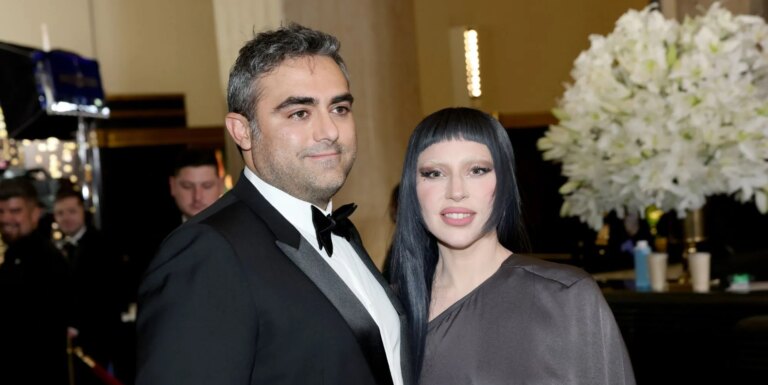 Mother Monster rencontre Baby Gaga ! Lady Gaga aurait accueilli son premier bébé après que des photos de paparazzi la montrent portant un nouveau-né Lady Gaga has reportedly welcomed her first child with Michael Polansky
