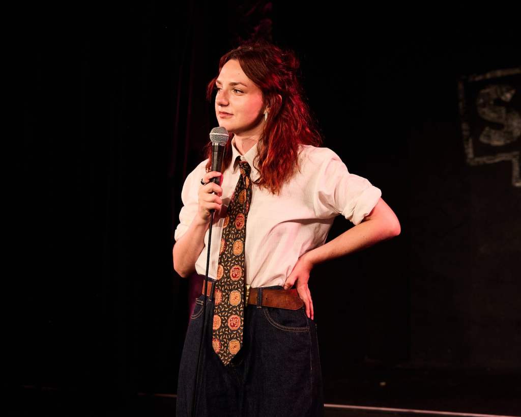 Ania Magliano est sur scène lors de la tournée Peach Fuzz.
