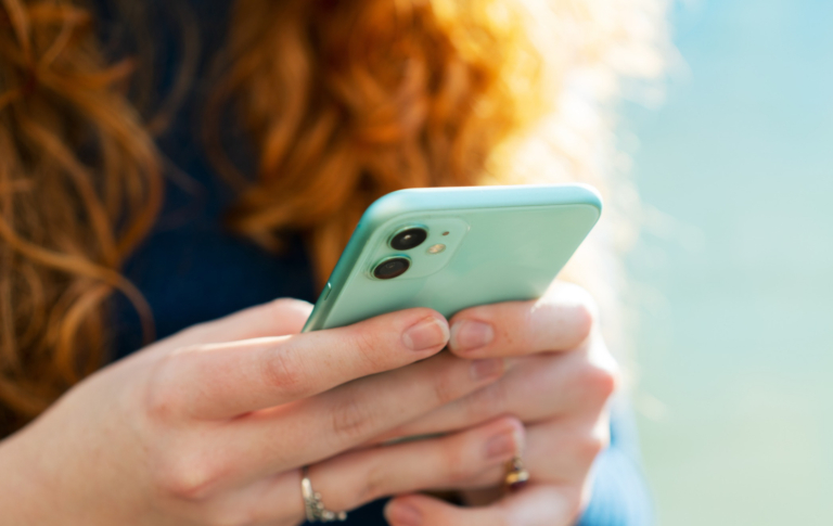 L'application réservée aux femmes Giggle For Girls perd son appel dans une affaire de discrimination trans woman holding a turquoise phone
