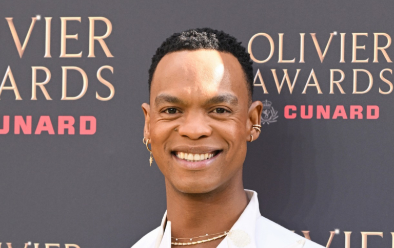 Les fonctions d'hébergement strict de Johannes Radebe révélées après la déclaration d'un « journaliste itinérant » Johannes Radebe attends The Olivier Awards 2026 in a white suit