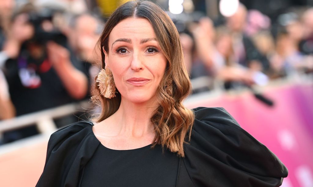 La star de Gentleman Jack, Suranne Jones, porte une robe noire alors qu'elle se tient dehors pour un événement