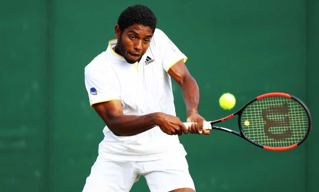 Le Brésilien Joao Lucas Reis Da Silva joue un revers lors du premier tour de son match de simple garçons lors de la septième journée des championnats de tennis de Wimbledon au All England Lawn Tennis and Croquet Club le 9 juillet 2018 à Londres, en Angleterre.