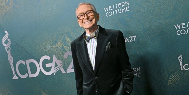 Bob Mackie, créateur des looks les plus emblématiques de Cher, est décédé à l'âge de 87 ans Bob Mackie, créateur des looks les plus emblématiques de Cher, est décédé à l'âge de 87 ans