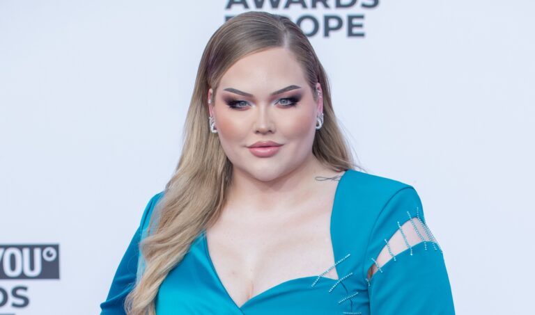 L'icône trans NikkieTutorials annoncée comme nouvel animateur d'une émission majeure de la BBC Dutch youtuber and make-up artist NikkieTutorials, aka Nikkie de Jager, on the red carpet for the About You Awards Europe, at Superstudio Maxi. Milan (Italy), May 26th, 2022 (Photo by Matteo Rossetti/Archivio Matteo Rossetti/Mondadori Portfolio via Getty Images)