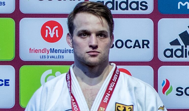Un champion de judo gay souffre d'une fracture de la mâchoire après l'attaque d'un adversaire vaincu BERCY, FRANCE, 5 FEBRUARY: Triple German national champion, Timo Cavelius, 26, wearing his u81kg (light-middleweight) silver medal and showing his prize money cheque during day 2 of the 2023 Paris Judo Grand Slam (4-5 February) at the Accorhotels Arena in Bercy, Paris, France. (Photo by David Finch/Getty Images)