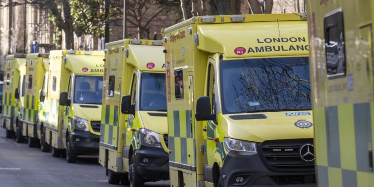 Une enquête révèle que 28 % des consommateurs de drogues récréatives LGBTQ+ ont perdu quelqu'un à cause d'un décès lié à la drogue en cinq ans Several ambulances driving through London.