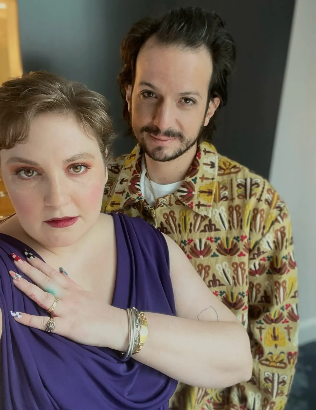 Lena Dunham et Luis Felber posent ensemble sur un selfie