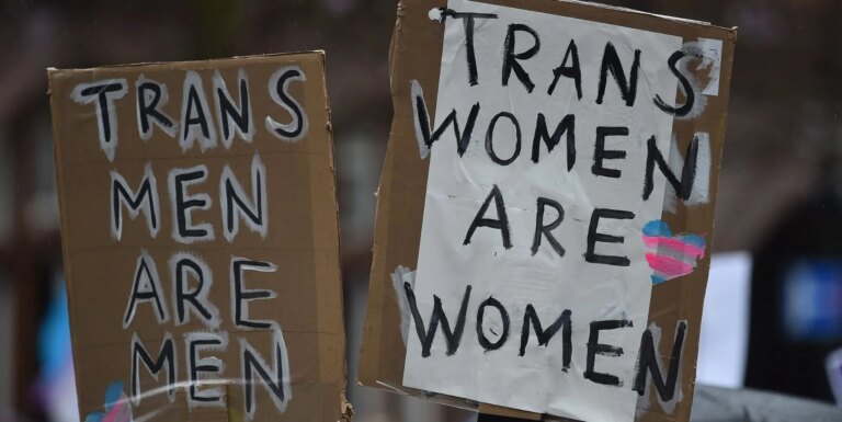 Le tribunal accorde 35 000 $ après qu'un homme trans a été « déclaré mort » par son employeur Protestors in Manchester.