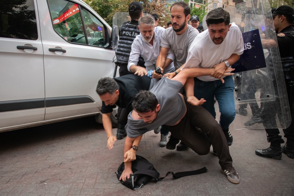 La police turque arrête des dizaines de manifestants pour les droits LGBT à Ankara, le 15 septembre 2026. Ces arrestations ont interrompu une manifestation pro-LGBT prévue dans la capitale un jour après l'arrestation de militants LGBT, d'organisations de médias, de groupes de la société civile et de personnalités publiques dans toute la Turquie. (Photo de Diego Cupolo/NurPhoto via Getty Images)