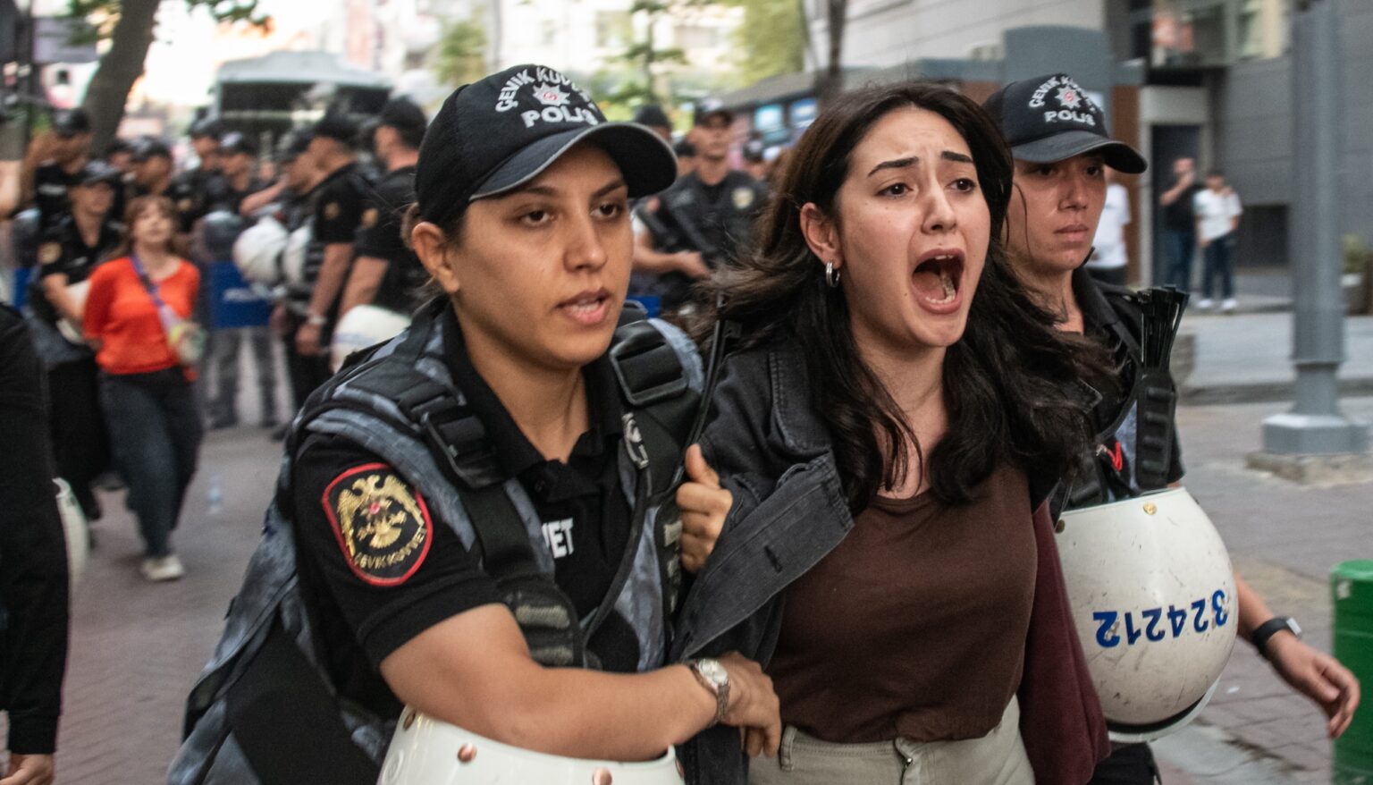 La Turquie arrête des manifestants dans le cadre de la répression anti-LGBTQ+ en cours Turkish police detain dozens of LGBTQ+ rights protesters in Ankara, on September 15, 2026. (Getty)
