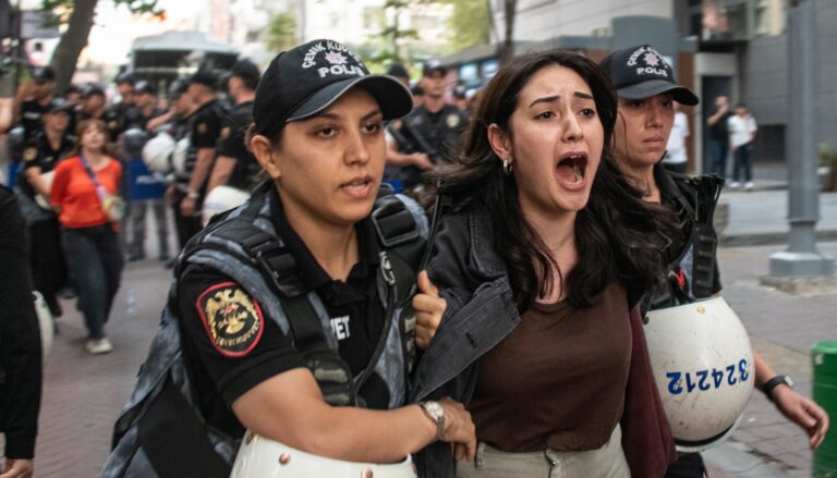 La Turquie arrête des manifestants dans le cadre de la répression anti-LGBTQ+ en cours Turkish police detain dozens of LGBTQ+ rights protesters in Ankara, on September 15, 2026. (Getty)