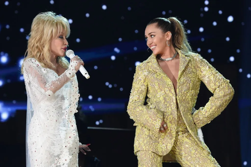 Dolly Parton et Miley Cyrus interprètent un duo.