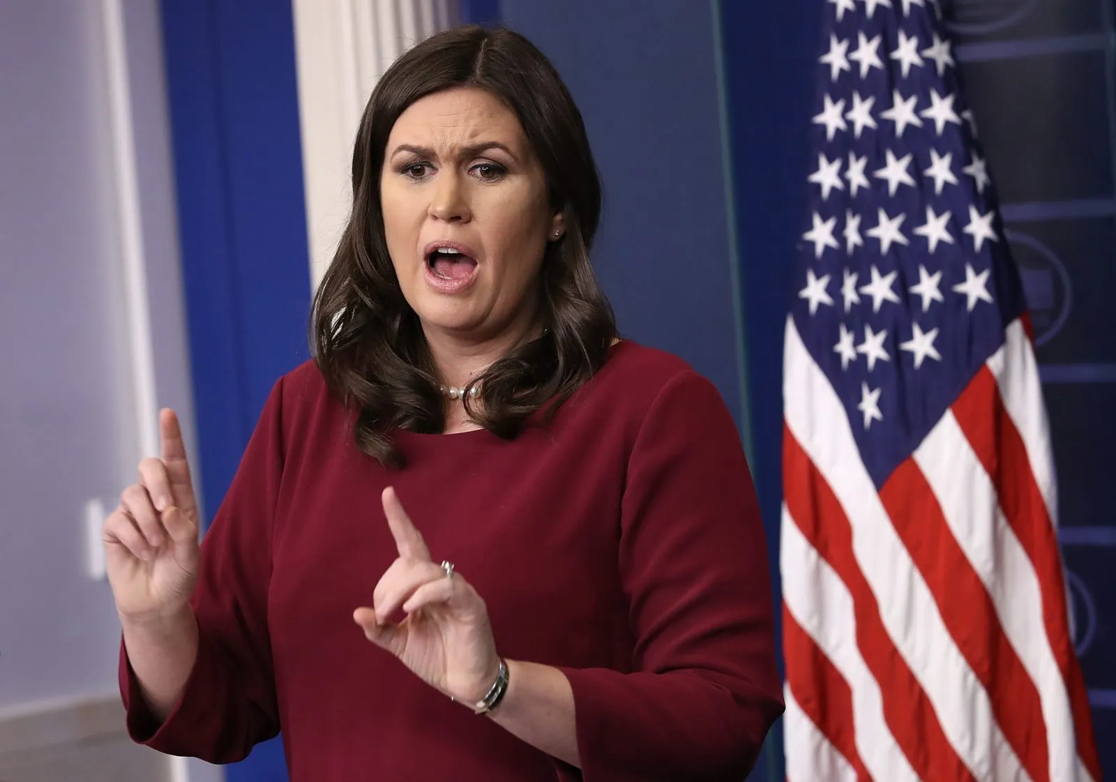 La secrétaire de presse Sarah Huckabee Sanders tient un point de presse quotidien à la Maison Blanche