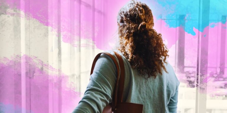 Un cabinet d’avocats nationaliste chrétien menace de poursuivre l’école contre un enseignant trans A teacher entering a classroom, with an edited trans gradient.