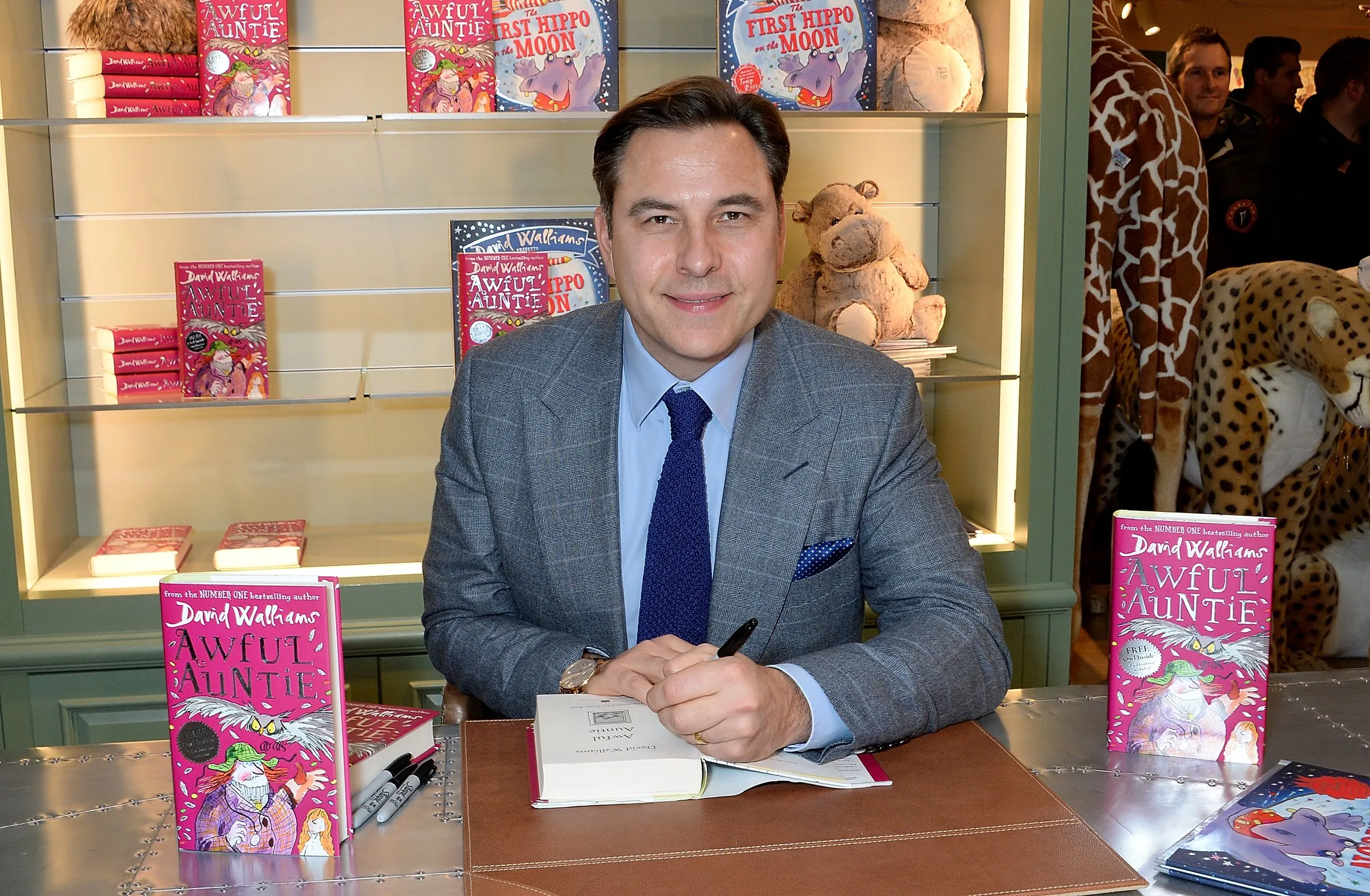 LONDRES, ANGLETERRE - 06 DÉCEMBRE : David Walliams signe un nouveau livre pour enfants « Awful Auntie » et son nouveau livre d'images, « Le premier hippopotame sur la Lune » chez Harrods le 6 décembre 2014 à Londres, en Angleterre. (Pho
