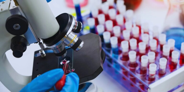 Les Fidji déclarent une urgence nationale en matière de VIH : 1 adulte sur 60 est touché A person looking at a blood sample under a microscope.