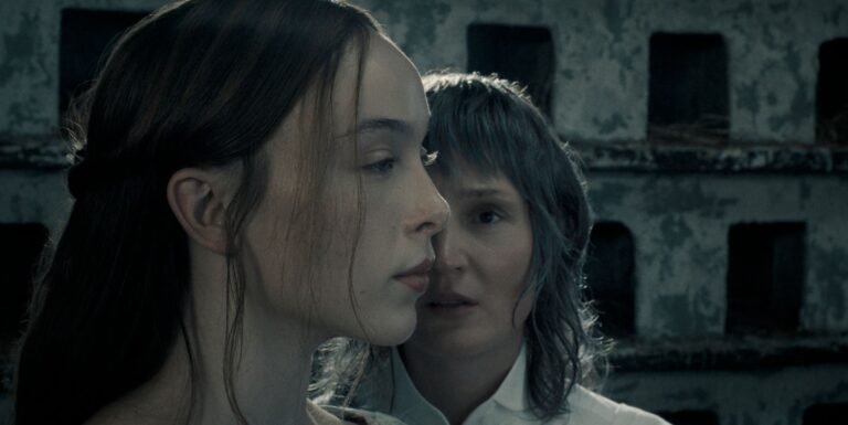 Bridget Sullivan était-elle réellement l'amante de Lizzie Borden – et était-elle suspectée de meurtre ? Ella Beatty as Lizzie Borden and Vicky Krieps as Bridget