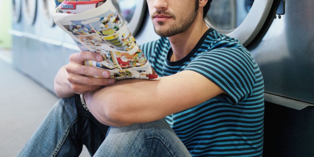 Un homme lisant une bande dessinée