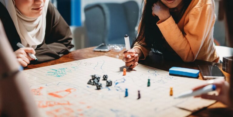 Les données suggèrent que les nerds pourraient être plus susceptibles d'entretenir des relations non monogames A group of women playing Dungeons & Dragons