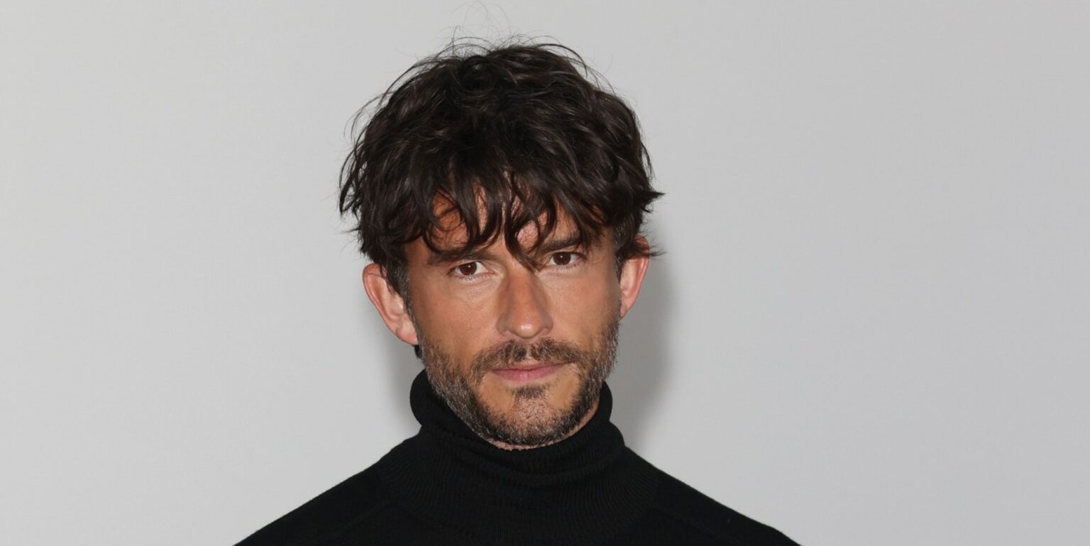 Jonathan Bailey lance une nouvelle coiffure à la Fashion Week de Londres et les fans la perdent Jonathan Bailey lance une nouvelle coiffure à la Fashion Week de Londres et les fans la perdent
