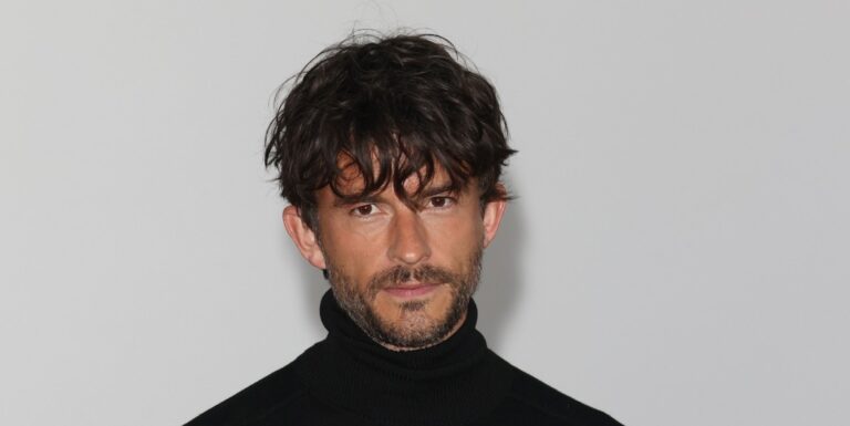 Jonathan Bailey lance une nouvelle coiffure à la Fashion Week de Londres et les fans la perdent Jonathan Bailey lance une nouvelle coiffure à la Fashion Week de Londres et les fans la perdent
