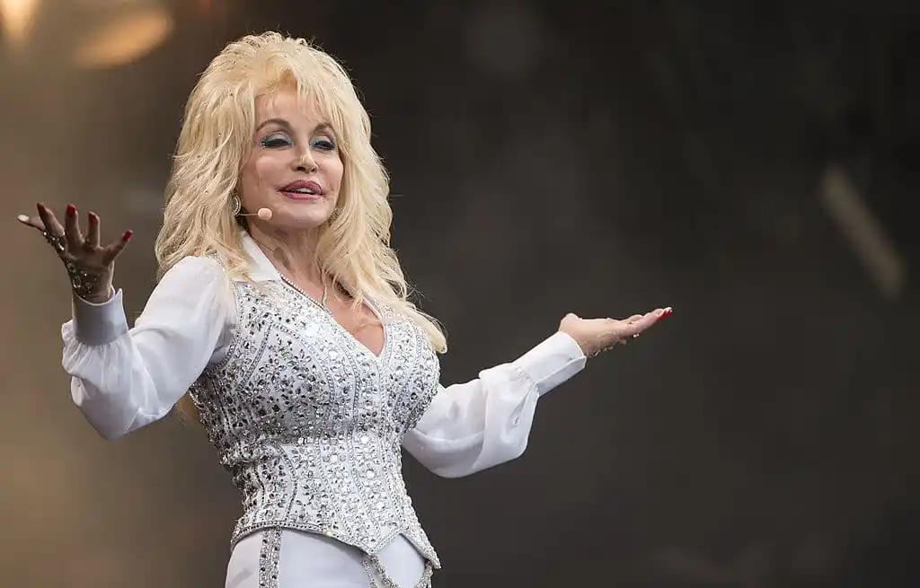 Le manager de Dolly Parton obtient une ordonnance de non-communication contre son neveu après des menaces présumées Dolly Parton
