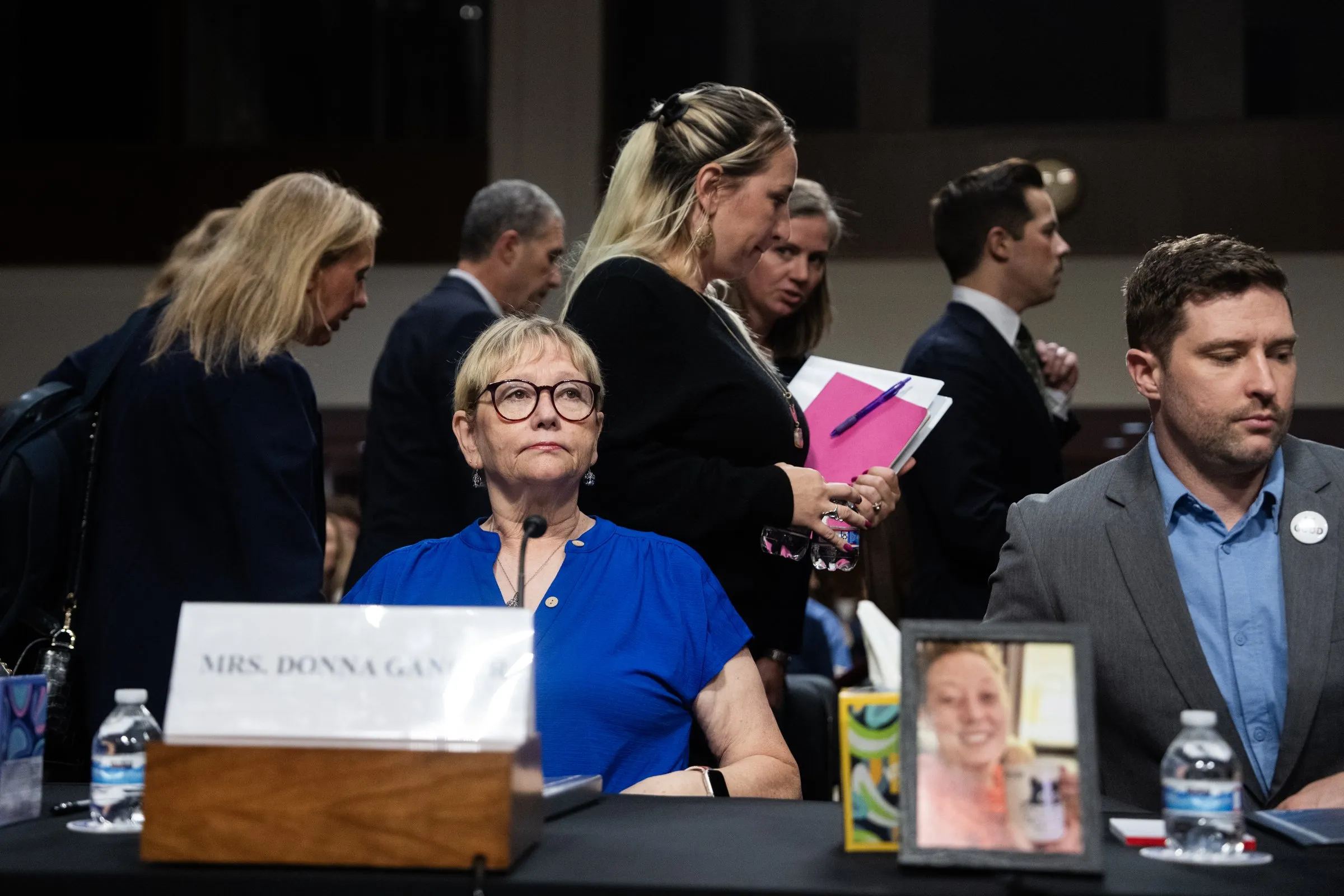 ÉTATS-UNIS - 22 SEPTEMBRE : Donna et Brent Ganger, la mère et le frère de Renee Nicole Macklin Good, arrivent pour un forum bicaméral