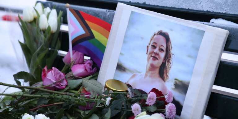 La mère de Renée Good dit qu'elle a voté pour Trump pour combattre les « terroristes » et non pour « prendre des vies précieuses » A vigil for Renée Good with a Pride flag and flowers.