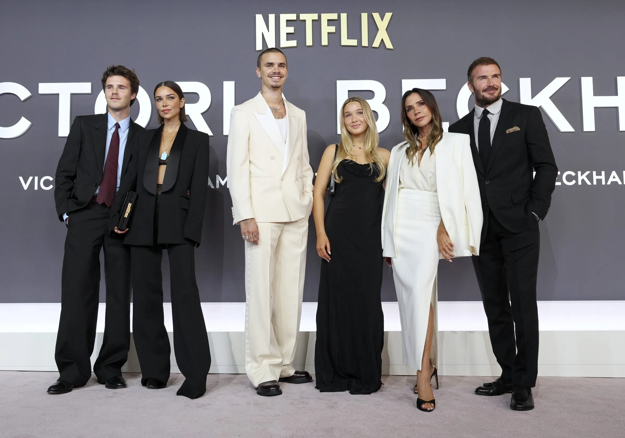 LONDRES, ANGLETERRE - 08 OCTOBRE : Cruz Beckham, Jackie Apostel, Romeo Beckham, Harper Beckham, Victoria Beckham et David Beckham assistent à la