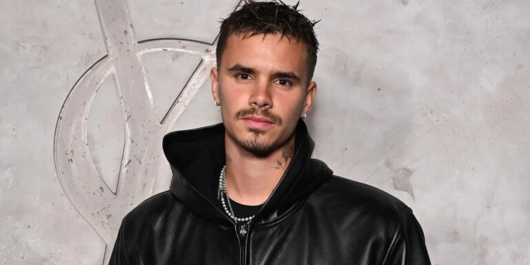 Les débuts romantiques de Roméo Beckham au tennis suscitent une réaction violente du « bébé népo » LONDON, ENGLAND - SEPTEMBER 03: Romeo Beckham attends YSL Block Party London Edition on September 03, 2026 in London, England. (Photo by Jeff Spicer/Getty Images for YSL Beauty)