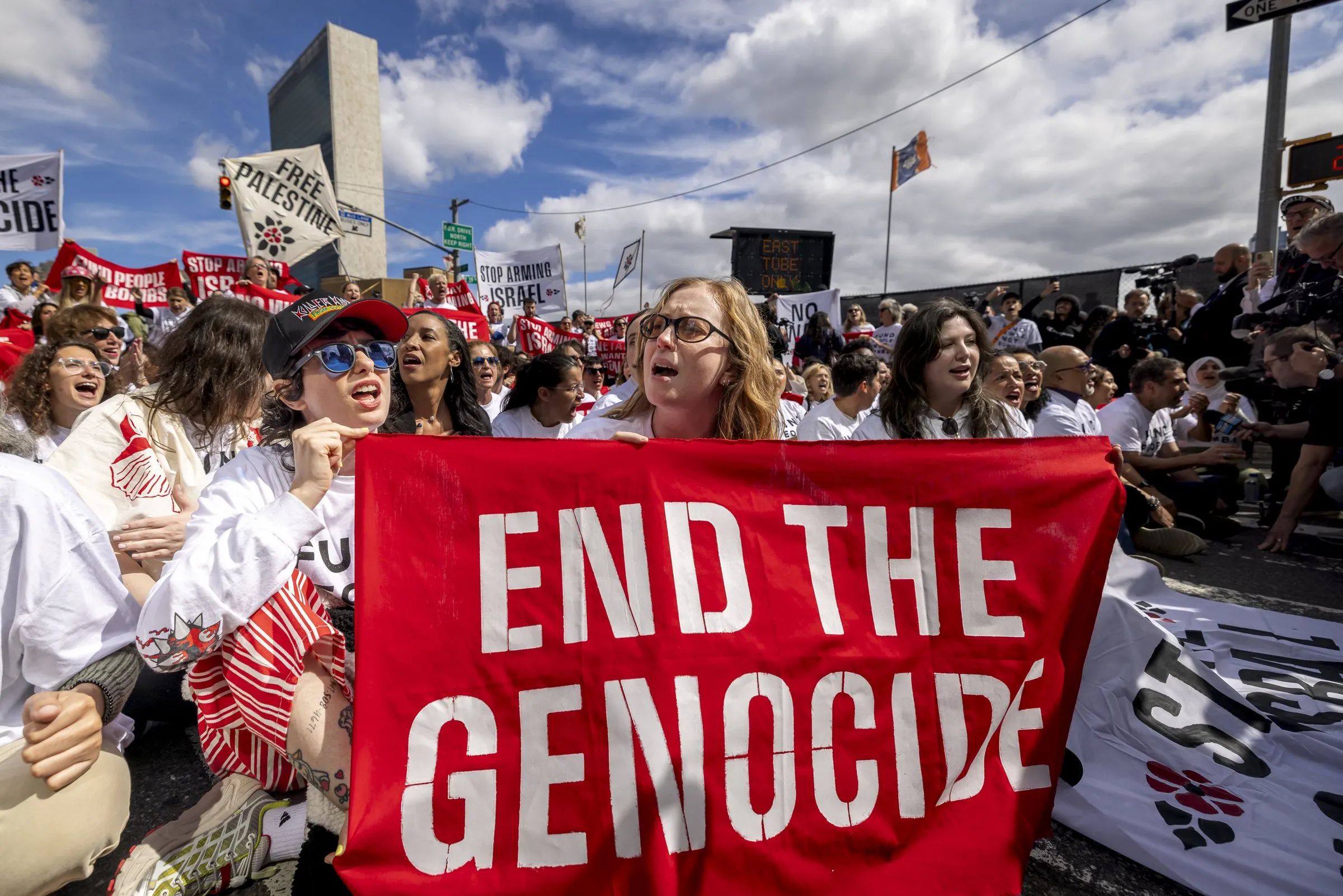 L'actrice et militante Hannah Einbinder participe à une manifestation avec le groupe Jewish Voice for Peace lors d'un blocus devant l'Assemblée générale des Nations Unies