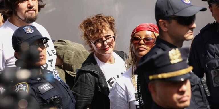 Susan Sarandon, Hannah Einbinder et Caleb Hearon arrêtés devant l'ONU après avoir manifesté contre Netanyahu New York City Police Department (NYPD) officers detain US actress Susan Sarandon and pro-Palestinian demonstrators