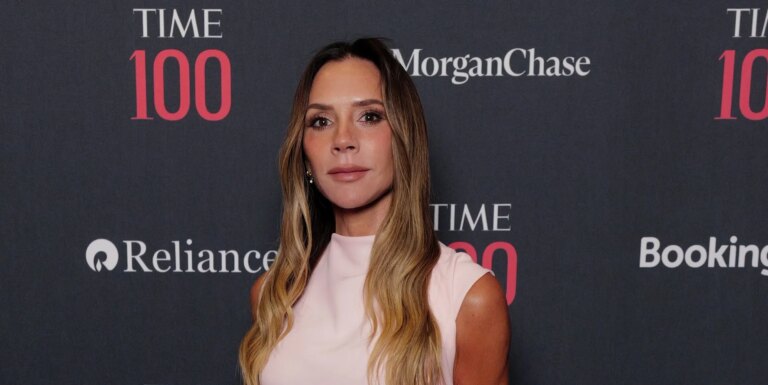 Ce que Katherine Ryan a dit à propos de Victoria Beckham sur la BBC alors que sa plainte était retenue Victoria Beckham