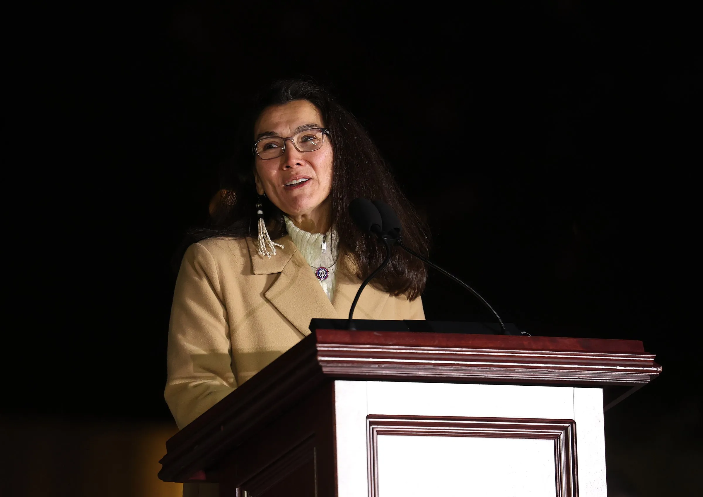 WASHINGTON, DC - DÉCEMBRE 03 : la représentante américaine Mary Peltola (D-AK) prend la parole lors de la cérémonie d'éclairage de l'arbre de Noël du Capitole des États-Unis sur la façade ouest du Capitole des États-Unis, le 03 décembre 2024 à Washington, DC