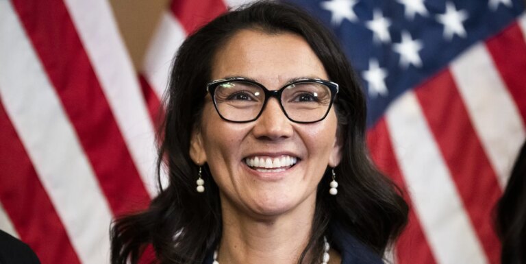 Mary Peltola, candidate pro-LGBTQ+ au Sénat, nie avoir utilisé des insultes anti-homosexuelles envers le personnel UNITED STATES - SEPTEMBER 13: Rep. Mary Peltola, D-Alaska, participates in a swearing-in ceremony with Speaker of the House Nancy Pelosi, D-Calif., in the U.S. Capitol on Tuesday, September 13, 2022.