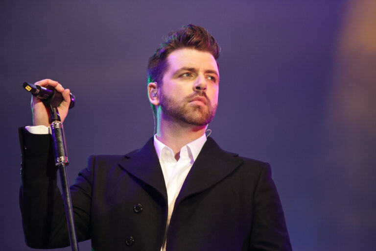 Mark Feehily de Westlife poursuit un chirurgien après qu'une opération de perte de poids aurait causé une septicémie BBC Proms In The Park 2011