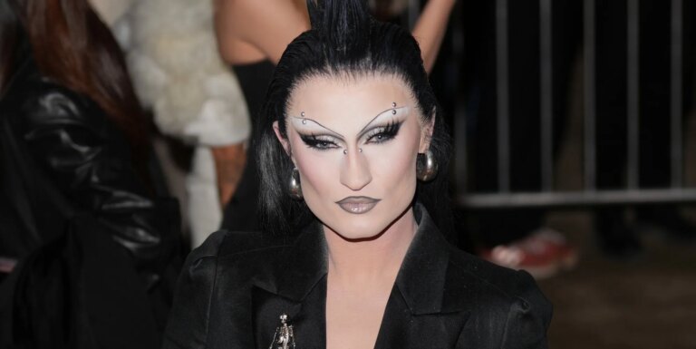 Gottmik aurait été arrêté pour conduite en état d'ébriété après un accident impliquant des voitures en stationnement Drag performer Gottmik in glam at an event