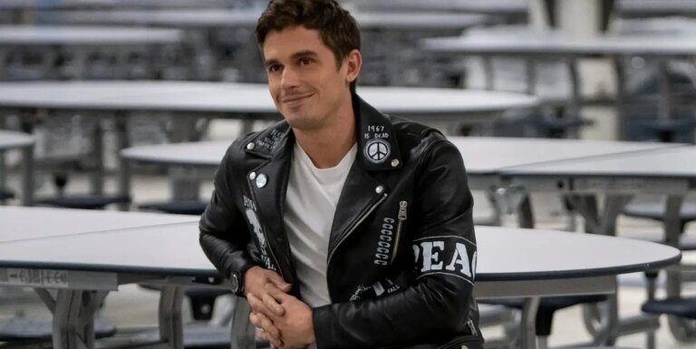 LEGO a subi un revers juridique concernant la conception de la veste de la figurine Queer Eye Antoni Porowski Antoni Porowski wearing the leather jacket designed by James Concannon on