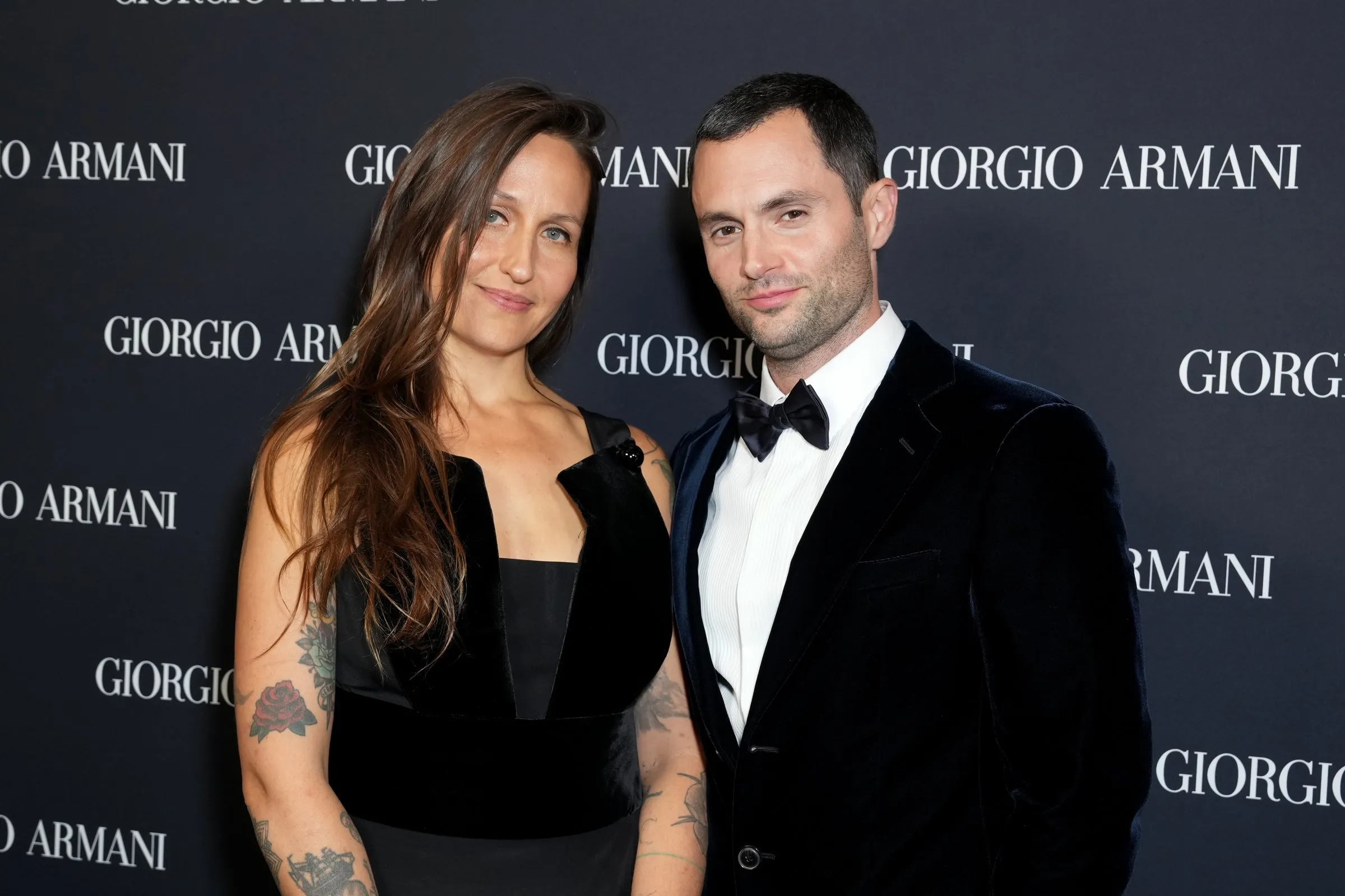 Domino Kirke et Penn Badgley