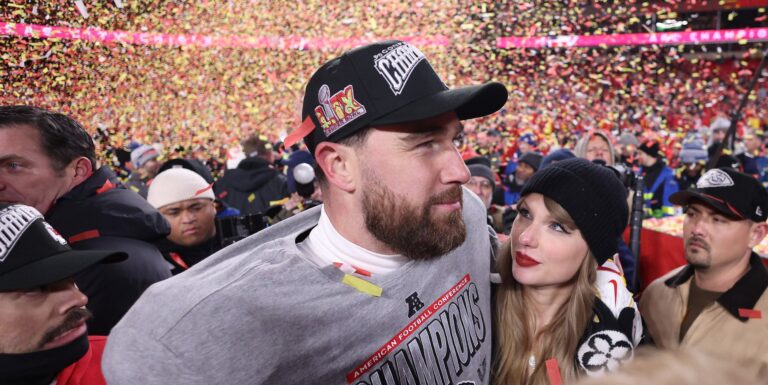 Travis et Jason Kelce réagissent au « Cleveland ! » de Taylor Swift sur le podcast New Heights Taylor Swift and Travis Kelce