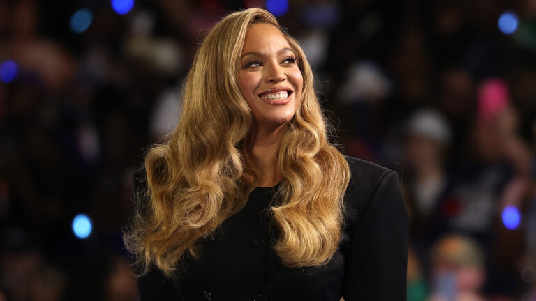 Beyoncé revisite « B'Day » avec Selena Duet et une musique inédite Logo