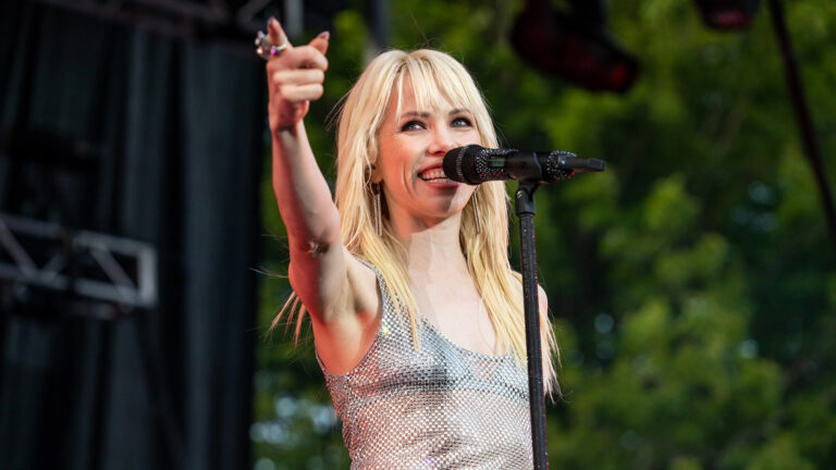 Carly Rae Jepsen taquine qu'elle a nommé son fils d'après ce personnage de « rivalité passionnée » Logo
