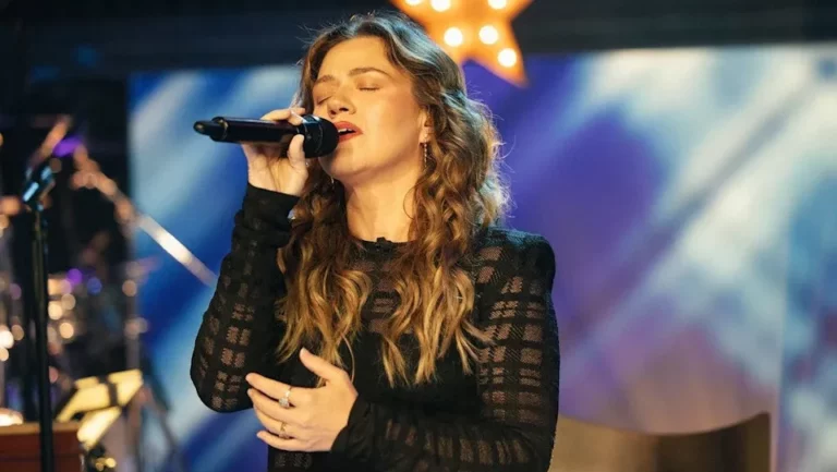 Dans l'enregistrement final du talk-show de Kelly Clarkson après 7 saisons à l'antenne Logo
